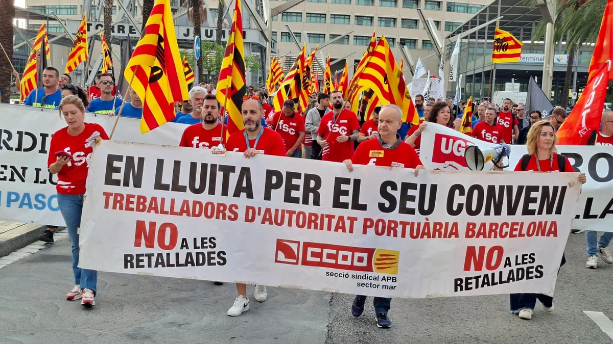 Treballadors de l'Autoritat Portuària de Barcelona durant la mobilització d'aquest dimecres a la plaça de les Drassanes.