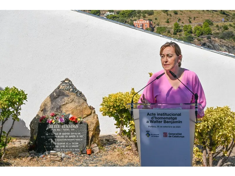 Homenatge a Walter Benjamin a Portbou amb la consellera Paneque