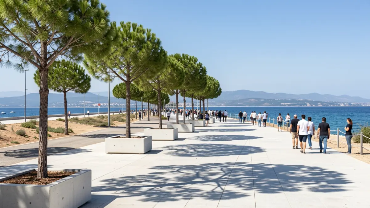 El nuevo paseo de La Pineda en Vila-seca con árboles jóvenes y falta de sombra.