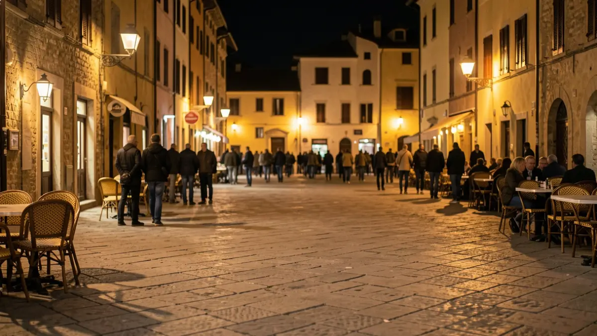 Imatge genèrica d'una plaça de poble mediterrani a la nit.