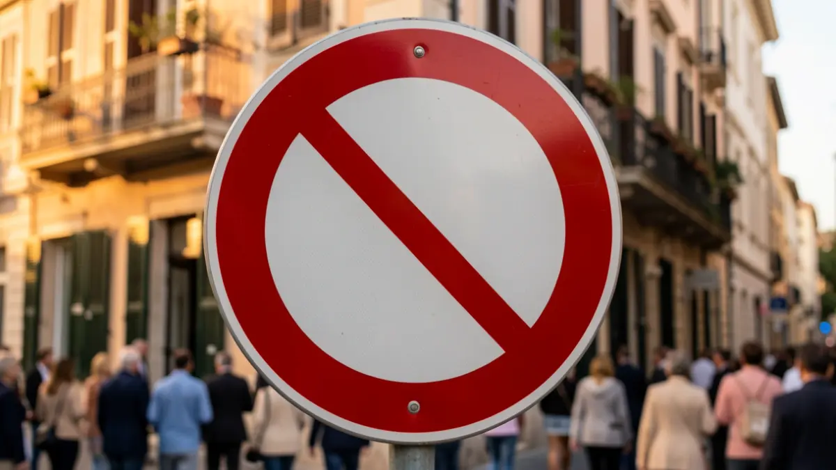 Imagen genérica de un cartel de prohibición sobre una fachada de vivienda.