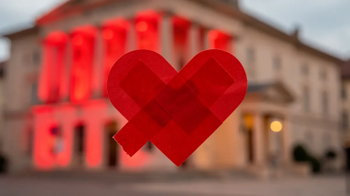 Symbolism of World Heart Day with the illumination of the Sant Antoni de Vilamajor Town Hall.
