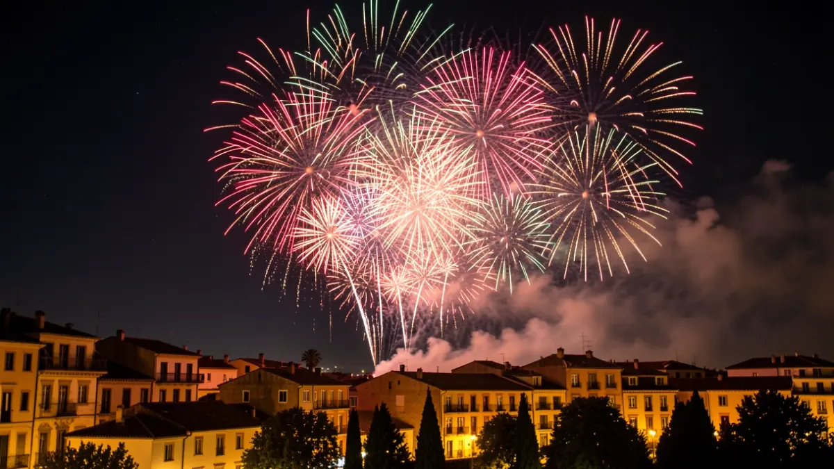 Castell de focs artificials il·luminant el cel nocturn sobre un poble català.