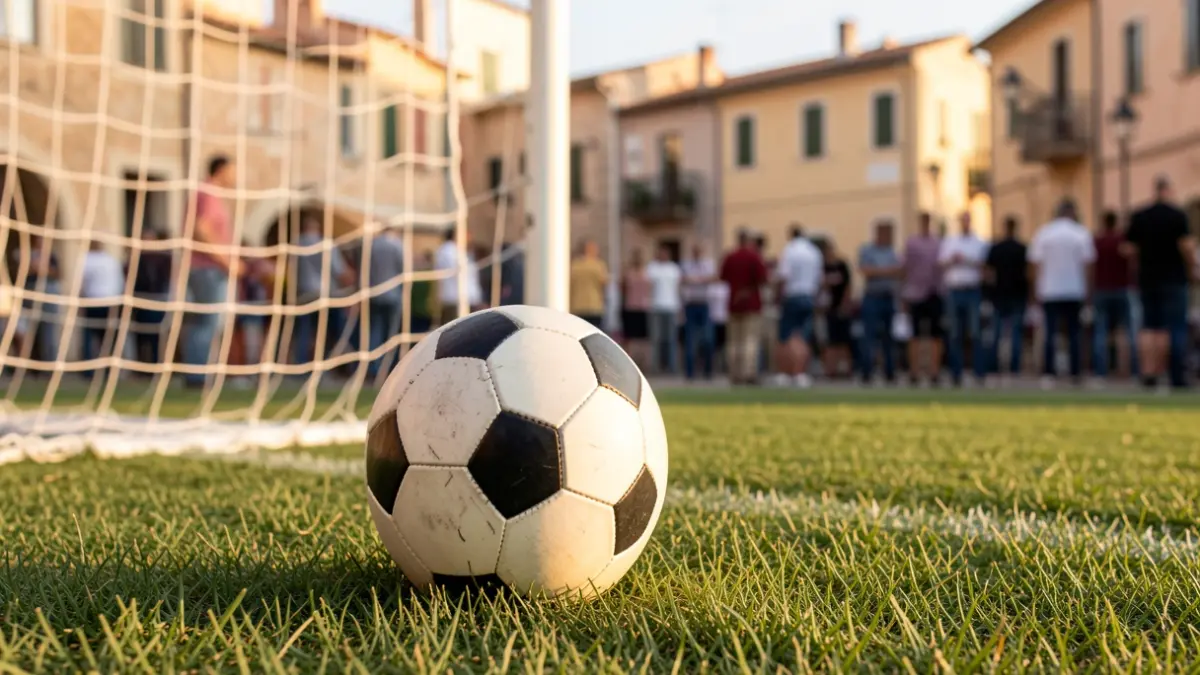 Imatge genèrica d'una pilota de futbol sobre gespa amb una porteria desenfocada al fons.