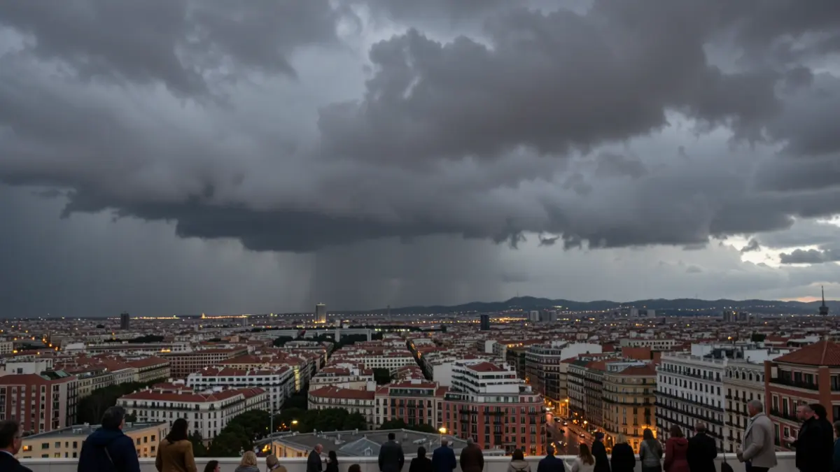 Cel tempestuós sobre l'skyline de Barcelona amb núvols dramàtics i un toc de pluja.