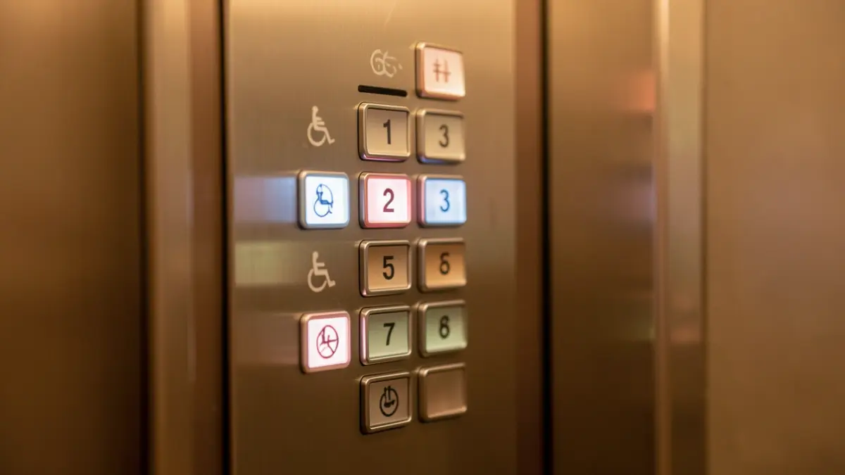 Imatge genèrica d'un panell de botons d'ascensor amb símbols d'accessibilitat.