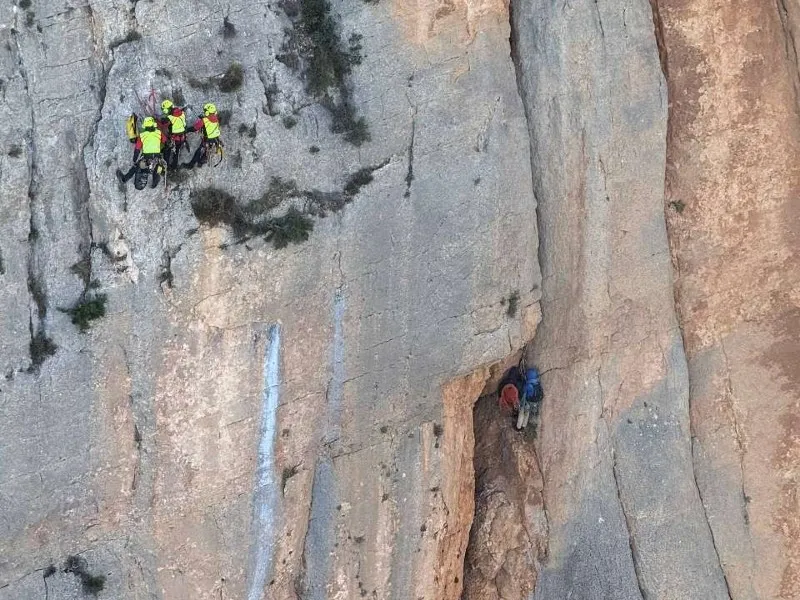 Bombers rescaten dos escaladors que van passar la nit al Congost de Mont-rebei