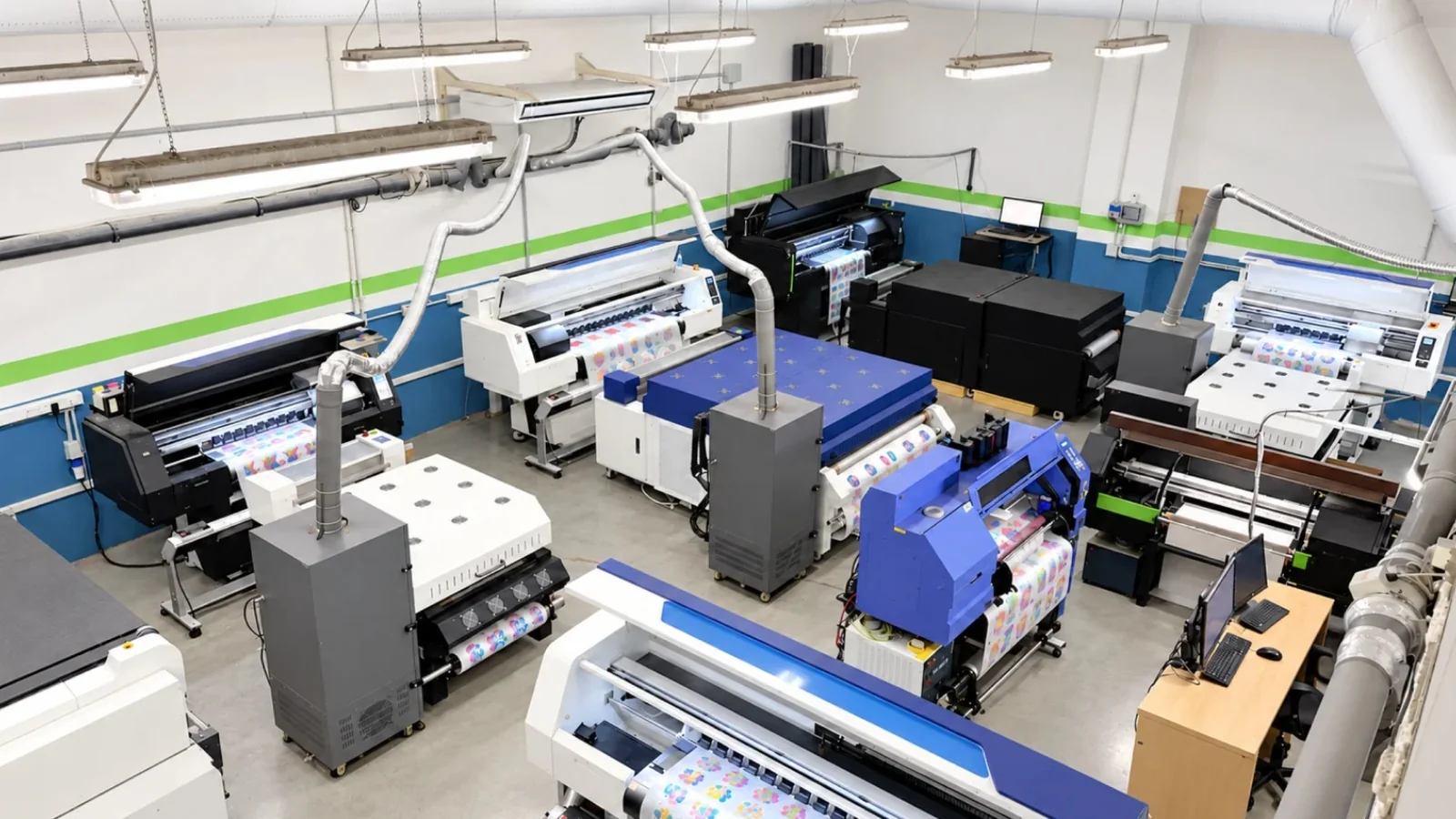 Zona de producció de DTF Europe amb impressores de transfers DTF i DTF UV