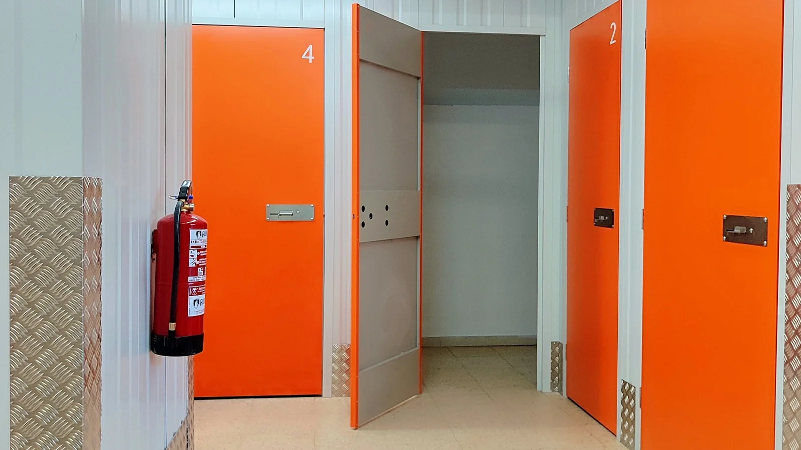 Modern storage unit rental facilities in Sants