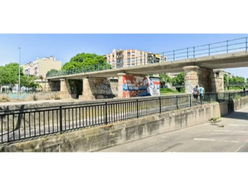 Enderroquen l'antic pont ferroviari de Cambrils per construir el nou tramvia del Camp