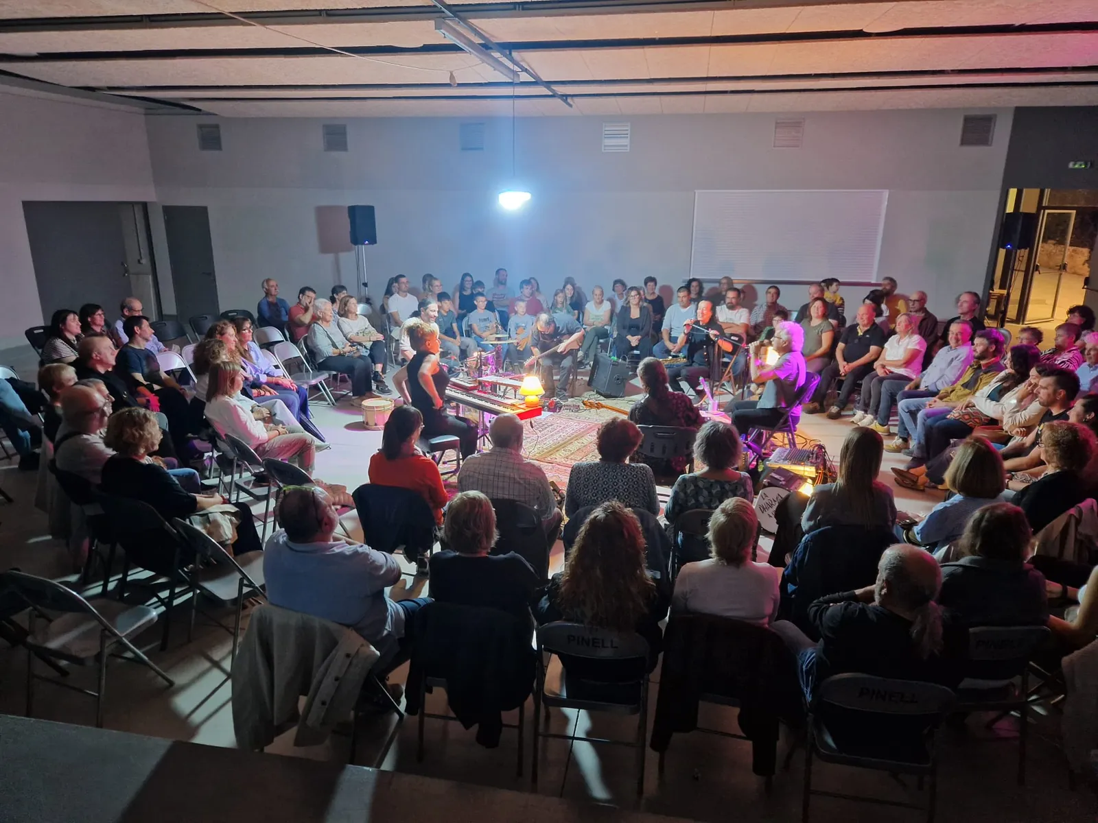 La Companyia Elèctrica Dharma omple Sant Climenç amb un concert proper