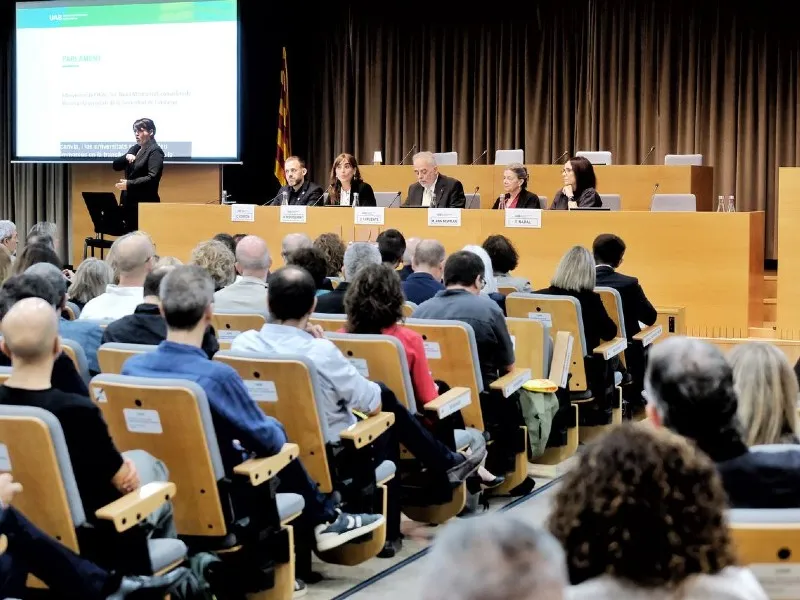 La consellera Montserrat defensa la universitat pública i el català