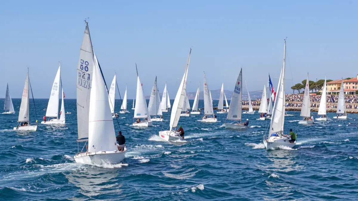 Imagen genérica de veleros compitiendo en una regata con el mar y el cielo azul.