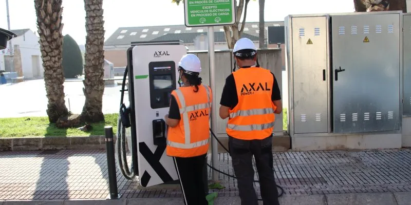 L'Aldea estrena el primer punt de recàrrega per a vehicles elèctrics