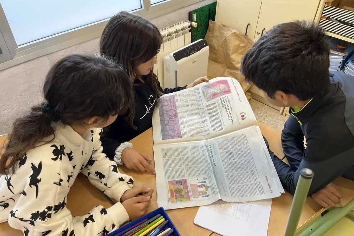 Infants mirant l'especial de L'Informatiu