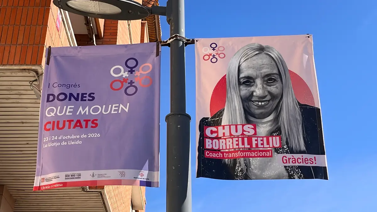 Banderolas del I Congreso «Dones que mouen ciutats» en las calles de Lleida, con el retrato de Chus Borrell Feliu. Foto: Ajuntament de Lleida (La Paeria)