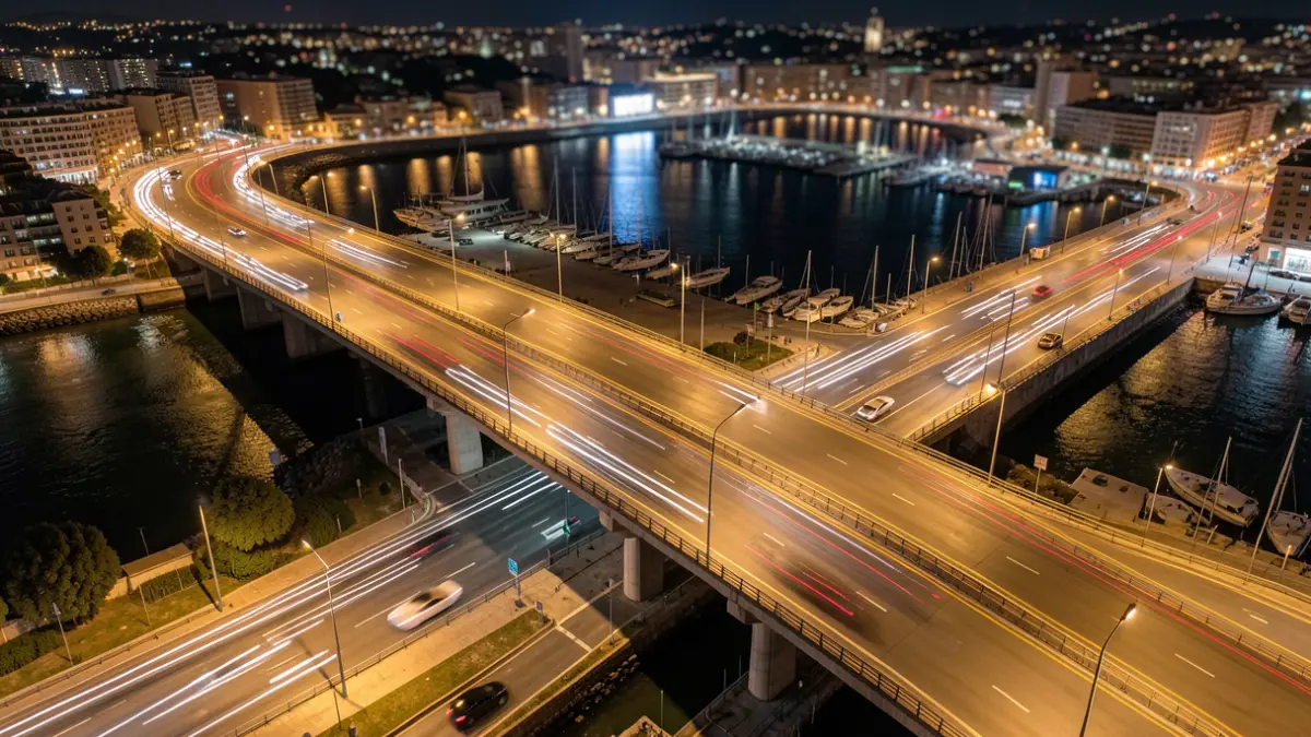 Vista aérea nocturna de la Ronda Litoral en Barcelona con tráfico.