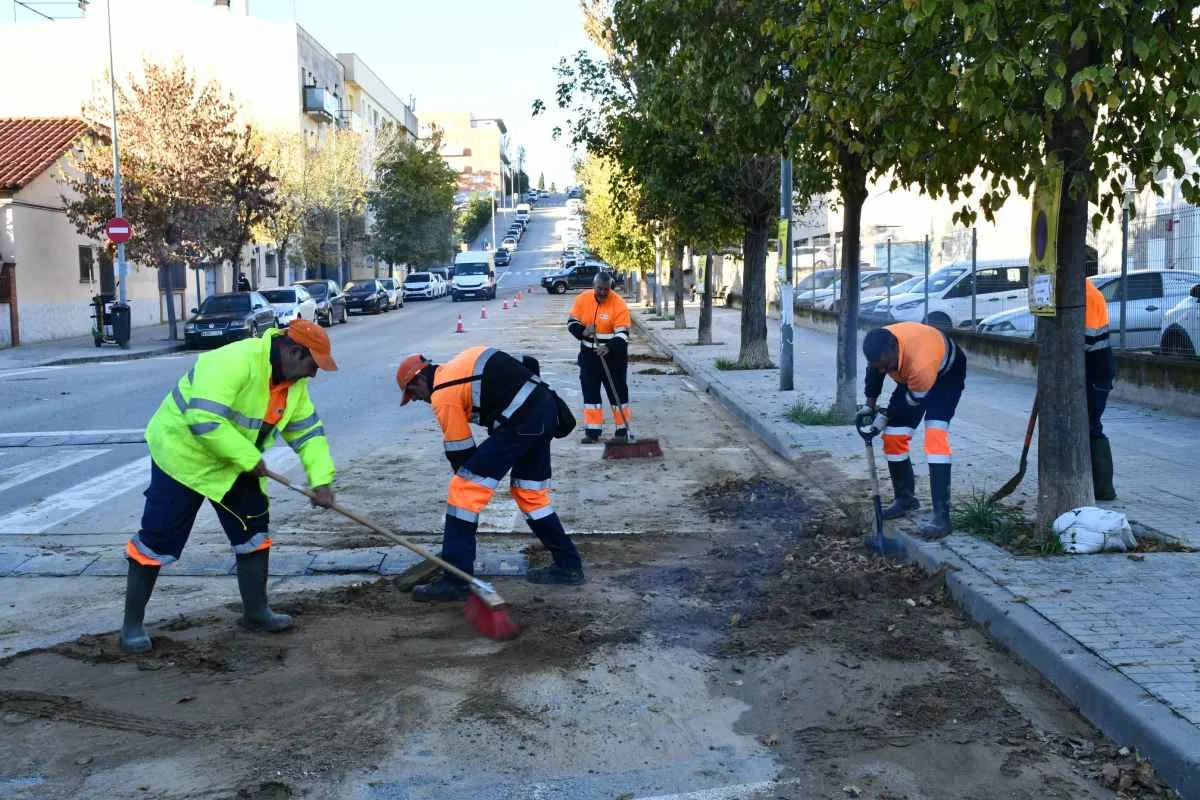 Treballadors municipals durant les tasques de neteja dels darrers episodis de pluges