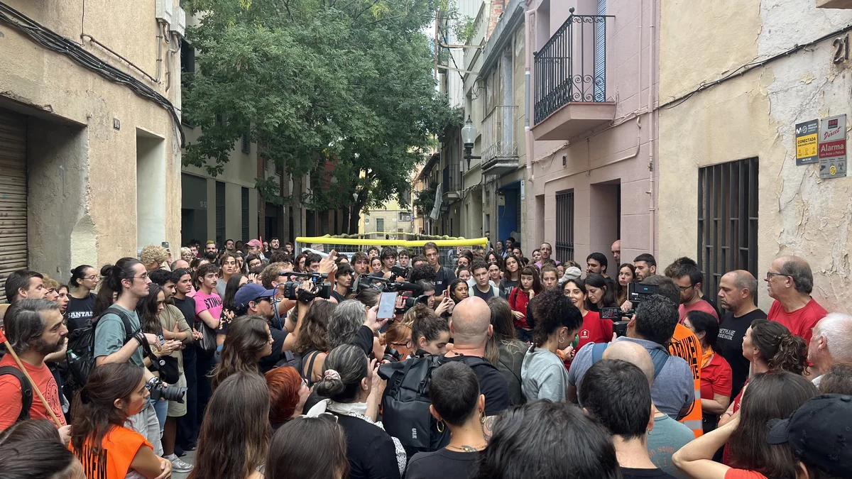 Concentración en la calle Otger, en el barrio de Sant Andreu de Barcelona, para detener el desahucio de una vecina, este jueves.