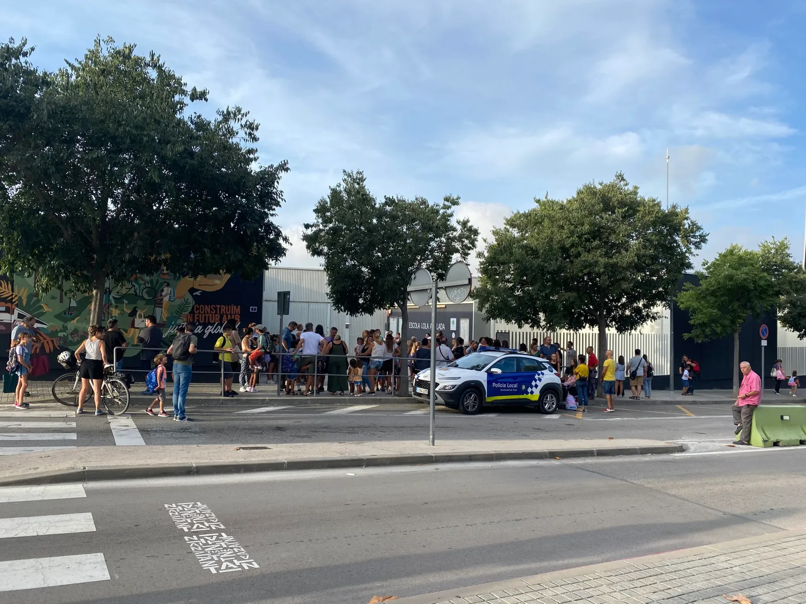 Tiana prohibeix camions a l'escola Lola Anglada durant horaris lectius