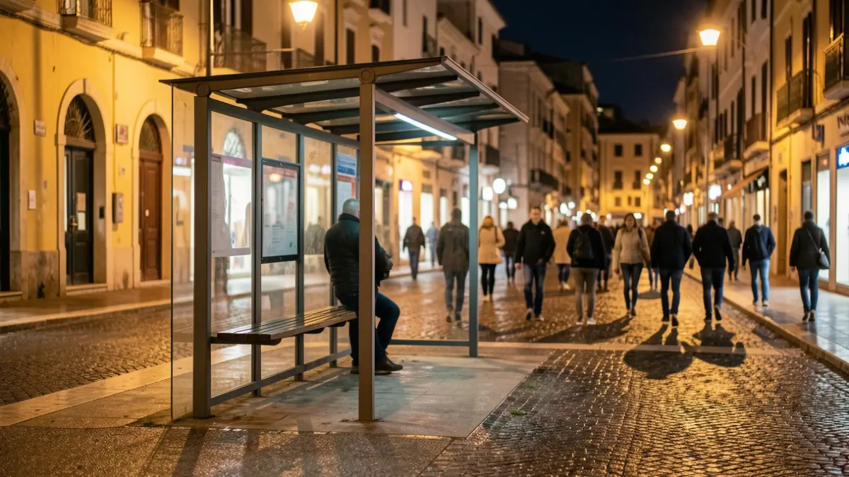 Imagen genérica de una parada de autobús vacía por la noche.