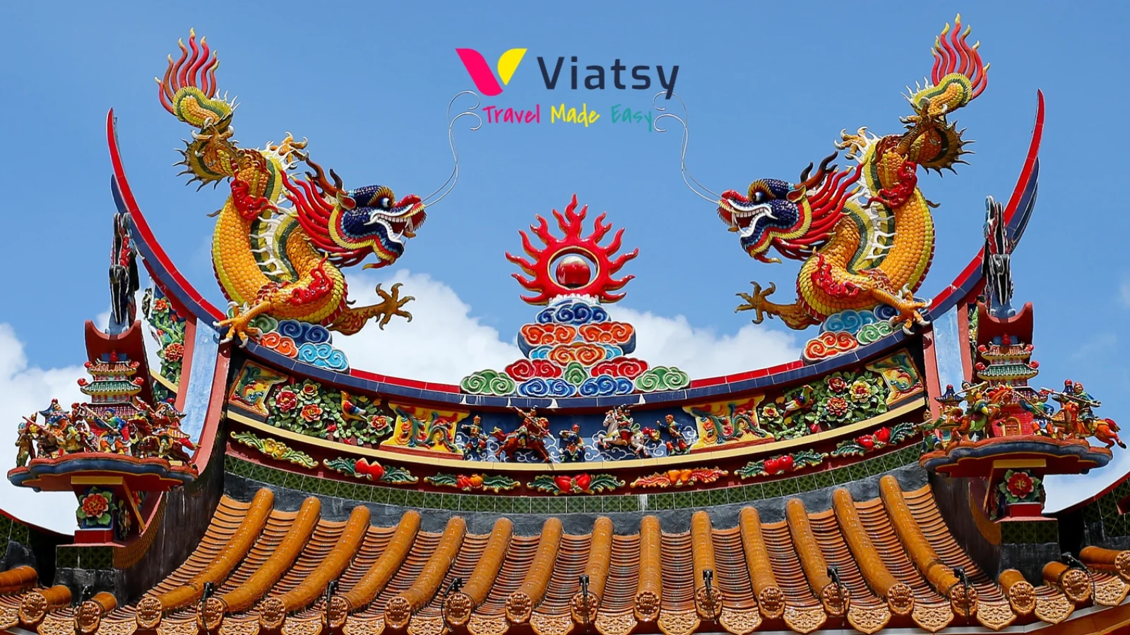 Logotip de Viatsy sobre una teulada tradicional xinesa decorada amb dracs